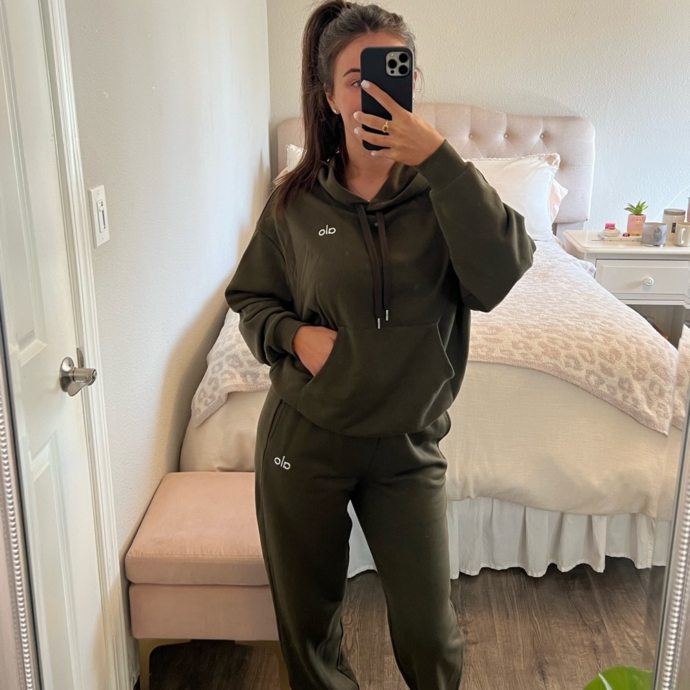 Olive green ALO Yoga sweatsuit size XS